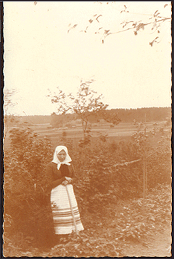 Johanna Ambrosius in l&auml;ndlicher Tracht Click to enlarge!