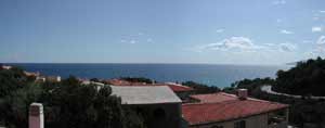 Blick über die Dächer von Cala Gonone aufs Meer (Osten)  Click to enlarge!